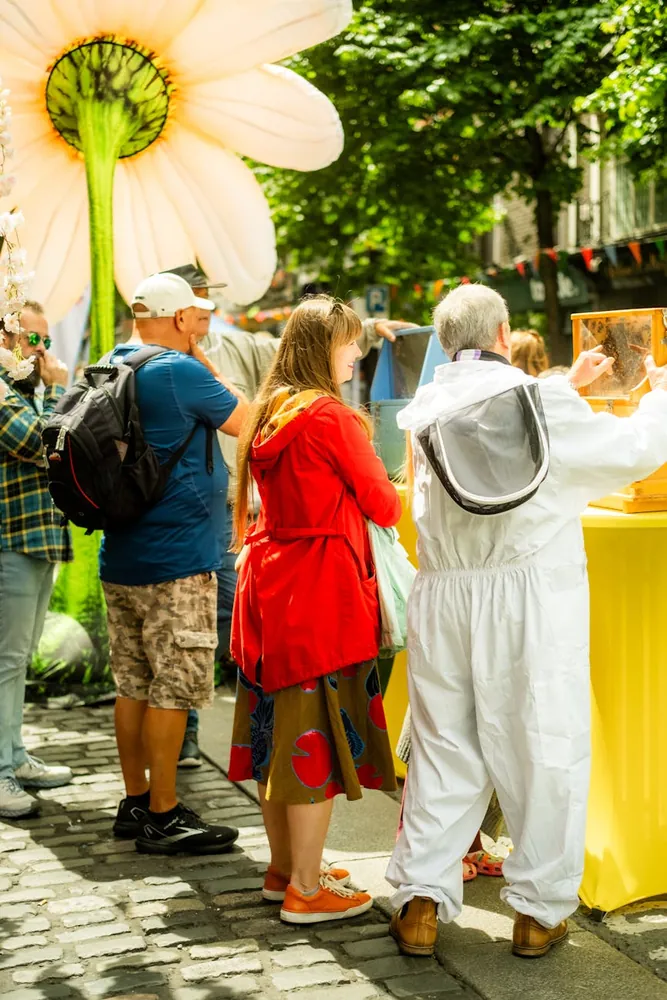 The Role of Urban Beekeeping in Strengthening Community Biodiversity